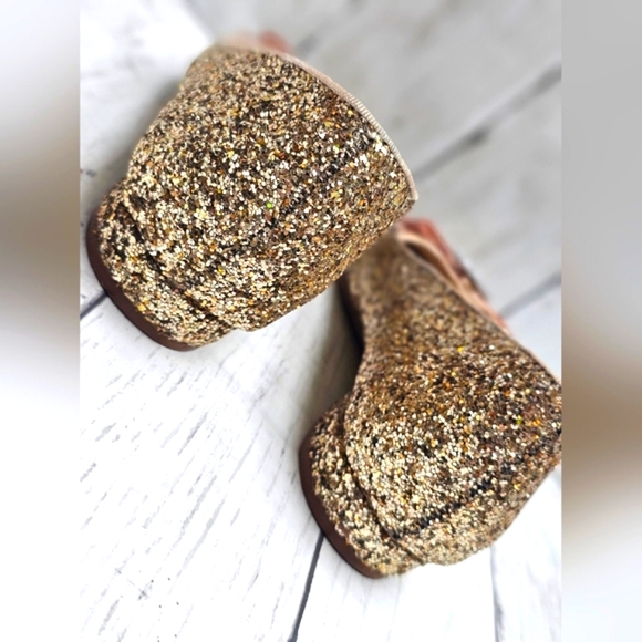 Crown & Ivy Gold Shimmery Sequins Flats W/ Low Heel & Rhinestone Bow Detail 7.5M - Picture 10 of 16